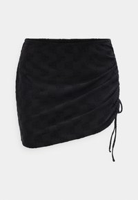 Μαύρη μίνι φούστα με διακριτικό ανάγλυφο σχέδιο, πλισαρισμένη πλευρά με ρυθμιζόμενο κορδόνι και ασύμμετρο τελείωμα σε λευκό φόντο.