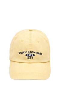 Gul bomullscap med broderad text "Puerto Escondido 1974 mex" i svart, med en böjd skärm och justerbart band bak.