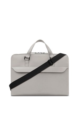 Lichtgrijze rechthoekige aktetas met dubbele bovenhandvatten en een verstelbare zwarte schouderriem aan de voorkant.