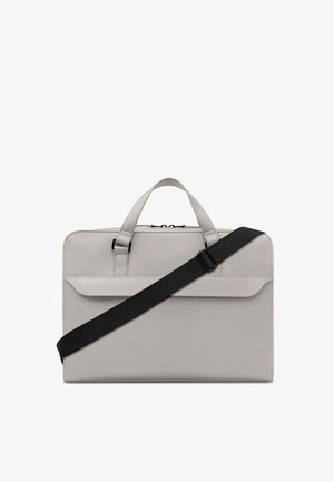 Valigetta rettangolare grigio chiaro con due manici superiori e tracolla nera regolabile sulla parte anteriore.