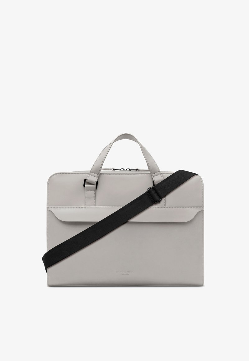 Mallette rectangulaire gris clair avec deux poignées supérieures et une sangle d'épaule noire réglable sur le devant.