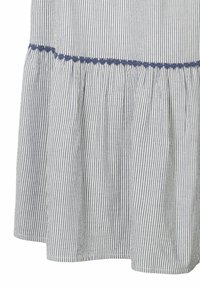 Abito a righe con strisce verticali blu e bianche, tessuto testurizzato, gonna svasata e un elegante bordo in pizzo blu navy lungo l'orlo.