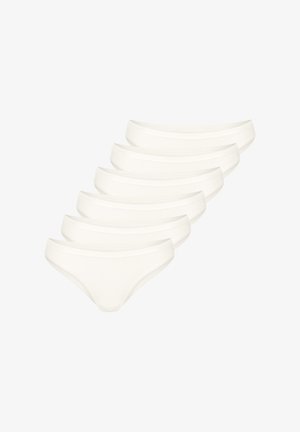 Pięć białych, gładkich damskich majtek bikini ułożonych w przesunięty stos na białym tle.