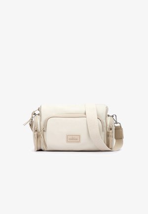 Bolso bandolera compacto de color beige con bolsillo frontal con cremallera, compartimentos laterales y correa de tela ajustable, con la marca "Pikolinos" en el frente.