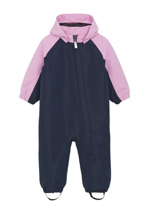 Mörkblå vattentät overall med rosa raglanärmar och passande huva, med en dragkedja framtill och elastiska midjor vid anklarna.