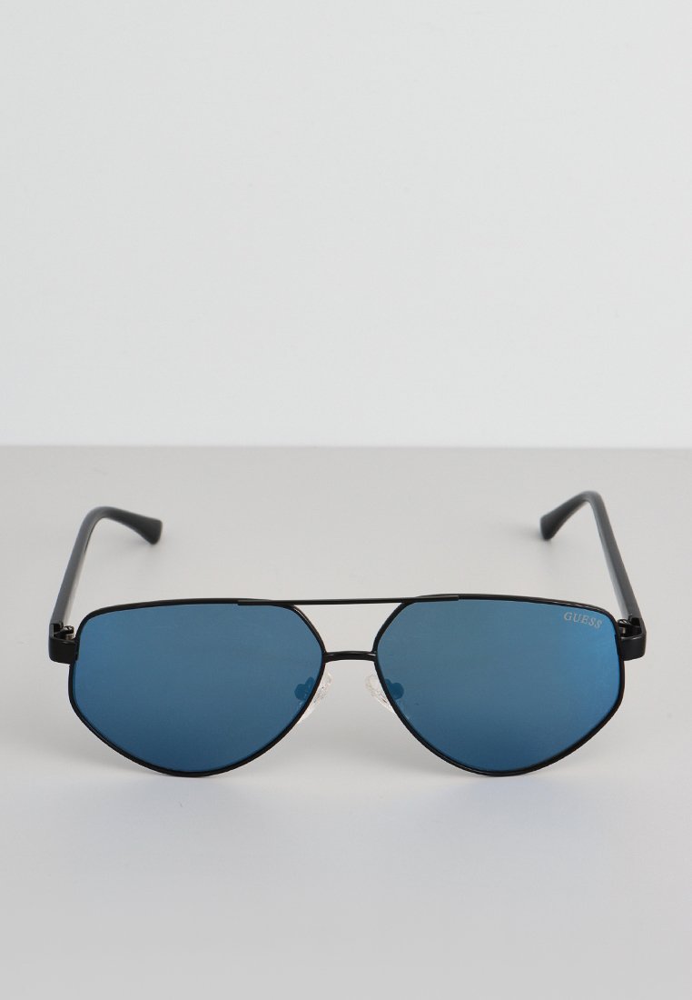 Occhiali da sole aviator neri con lenti blu e para-naso. Marchio evidente nell'angolo in alto a destra della lente. Design del telaio leggero.
