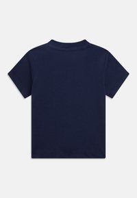 Námořnická modrá pánská tričko s krátkým rukávem a kulatým výstřihem. Měkký bavlněný materiál a jednoduchý design bez vzorů nebo dalších detailů.