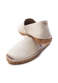 Scarpe slip-on in tela beige con punta rotonda, dotate di suola in juta intrecciata e dettagli cuciti lungo i bordi. Dettaglio del logo ricamato.
