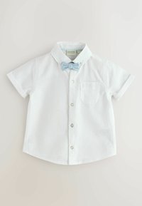 Biała koszula z krótkim rękawem z jasnoniebieską muszką i małą kieszonką na piersi z haftowanym napisem "BAKER".