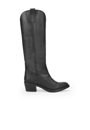 Bota de cuero negra hasta la rodilla con punta ligeramente afilada, tacón apilado y una asa en la parte superior. Textura suave y diseño simple.