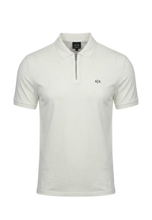 Polo blanco de manga corta con cremallera frontal y pequeño logo negro de A|X en el pecho izquierdo, hecho de tela suave.