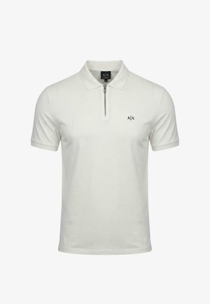Polo bianca a maniche corte con cerniera frontale e piccolo logo nero A|X sul petto a sinistra, realizzata in tessuto liscio.