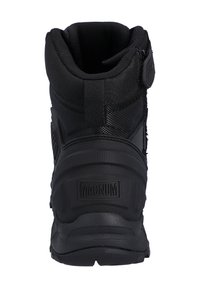 Botte tactique noire avec une tige texturée, un talon renforcé et un col rembourré. Dispose d'une semelle extérieure en caoutchouc et de détails en métal.