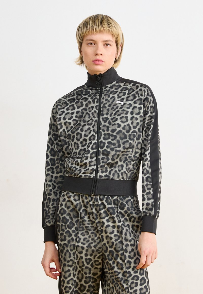 Giacca con zip in tessuto grigio e nero a fantasia leopardata, dotata di colletto alto, polsini aderenti e pannelli laterali a contrasto.