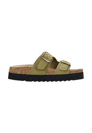 Sandalias de ante verde con dos correas ajustables, hebillas plateadas, plantilla de corcho y una suela gruesa de goma negra.