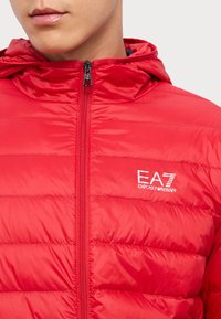 EA7 Emporio Armani TRAIN CORE LIGHT JACKET - Dunjakke - salsa