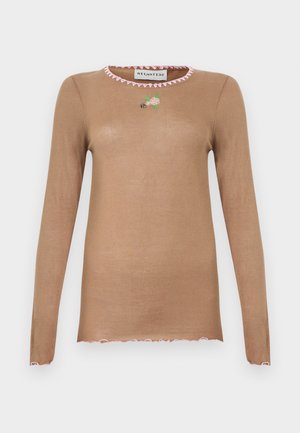 Pruun pikkade varrukatega kampsun roosa lainelise äärega kaelusel, varrukaservadel ja alumisel äärel, millel on väike tikitud lill ja mesilane rinnal.