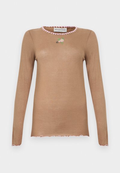 Brun langærmet sweater med lyserød bølget kant ved halsudskæringen, manchetterne og kanten, der har en lille broderet blomst og bi på brystet.