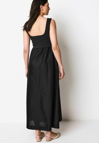 Next REGULAR FIT - Maxikjoler - black
