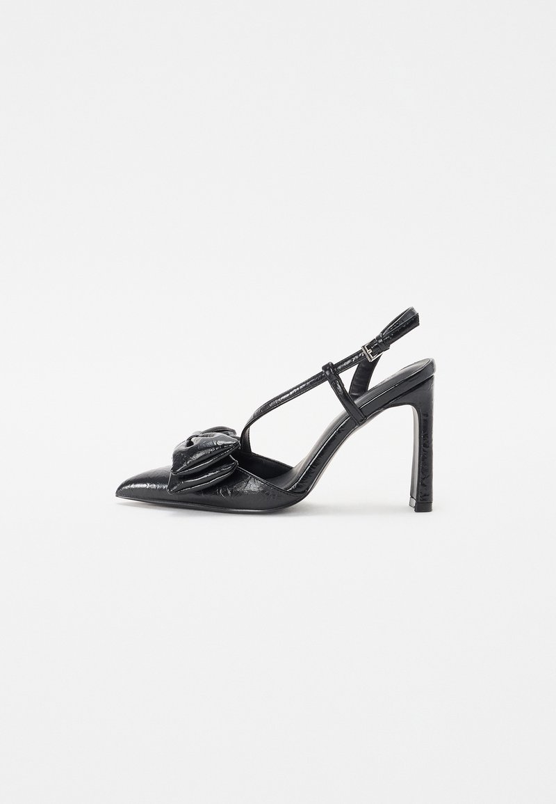 Chaussure noire à talons hauts avec un bout pointu, texture brillante, fines lanières et un détail plissé décoratif à l'avant.