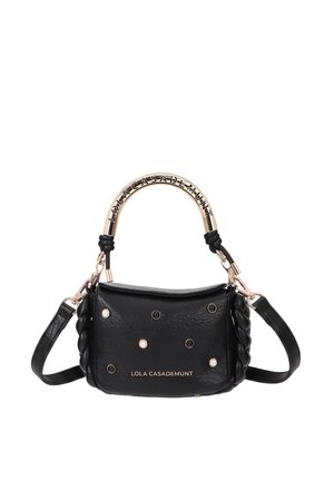 Bolso negro con detalles laterales torcidos, adornos de perlas y botones, asa curva dorada grabada con texto y correa de hombro extraíble.