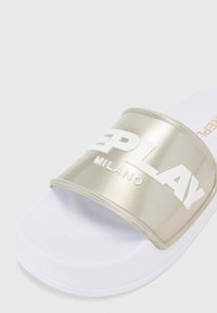 Gouden slide-sandaal met een witte rubberen zool. Voorzien van een brede, glanzende band met "REPLAY MILANO" in vetgedrukte witte tekst. Textuur op de band.