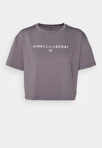 Lila croppad T-shirt i mjukt tyg med rund halsringning och korta ärmar, med "PINKSODASPORT" tryckt i vitt tvärs över framsidan.