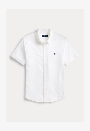 Camisa branca de mangas curtas e abotoada, confeccionada em algodão com gola apontada, apresentando um pequeno logótipo bordado em azul de polo no lado esquerdo do peito.