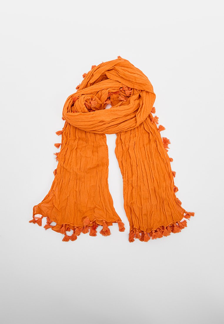 Bufanda tejida naranja con una textura arrugada y acabados de flecos a lo largo de los bordes. Ligera y de forma rectangular.