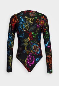 Zwarte body met lange mouwen en kleurrijke bloemen- en kettingpatronen in barokstijl in blauw, rood, geel, groen en paars.