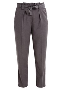 Szare spodnie o dopasowanym kroju z zakładkami, z paskiem w talii i prostą nogawką. Wykonane z miękkiego materiału o gładkiej teksturze.