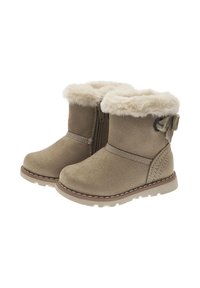 Botas de tobillo de ante color tostado con un cuello de pelo sintético, cierre lateral con cremallera y un lazo decorativo. Suela texturizada para mayor tracción.