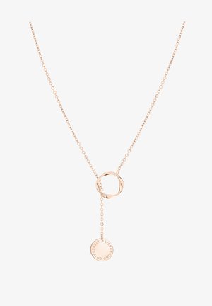 Collana in oro rosa con un pendente circolare intrecciato e un tag rotondo con testo inciso. La catena è delicata e ha una trama liscia.