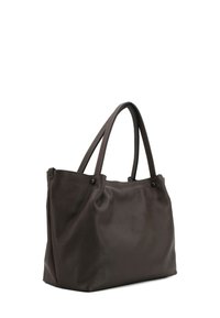 Borsa tote in pelle marrone granulosa con due manici robusti, una forma rilassata e dettagli di cuciture sottili. Presenta una texture liscia e un design robusto.