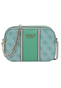 En teal og mønstret crossbody taske med en sølv kædetraspe, der har et fremtrædende vertikalt panel og "GUESS EST 1981" logo i guld.
