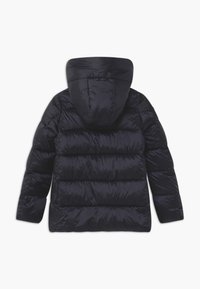 Zwarte glanzende pufferjack met capuchon, zichtbare horizontale stiksels en lange mouwen, weergegeven vanaf de achterkant op een witte achtergrond.