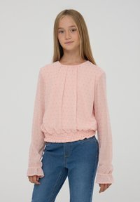 Blusa rosa a maniche lunghe con vita arricciata, caratterizzata da un motivo a pois testurizzato e polsini volant. Tessuto morbido e leggero.