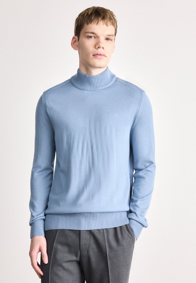 Ανοιχτό μπλε πουλοβερ με ζιβάγκο και ραμμένο λαιμό και μανίκια. Στενή σχεδίαση με απαλό υφή και μικρό λογότυπο στο στήθος.