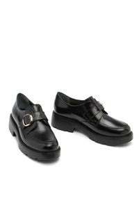 Czarne skórzane buty z okrągłym noskiem, z szerokim paskiem i złotym zapięciem. Gruba gumowa podeszwa dla dodatkowego komfortu i trwałości.