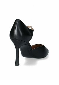 Scarpa nera con tacco alto e punta affilata, realizzata in pelle liscia, con un design a ritaglio curvato e un tacco stiletto sottile e affusolato.