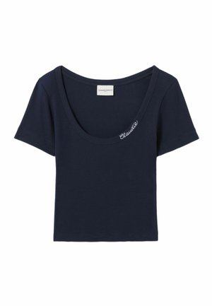 T-shirt en coton côtelé bleu marine avec un large décolleté, des manches courtes, et "Claudie" brodé en blanc sur le devant.