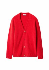 Cardigan rosso in lana con scollo a V, polsini e fondo a coste, dotato di cinque bottoni in legno sulla parte anteriore. Texture morbida e vestibilità rilassata.