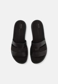 Zwarte slip-on sandalen met twee brede banden en een textuurrijke voetbed. Gemaakt van synthetisch materiaal met een gladde, matte afwerking.