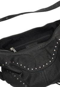 Zwarte leren handtas met een gestructureerd oppervlak, zilveren studs langs de rand en een binnenvak met rits. Inclusief verstelbare schouderband.