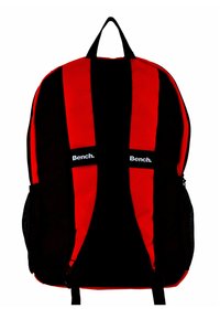 Rucksack in Rot und Schwarz aus Stoff, mit zwei vertikalen Streifen, verstellbaren Trägern und seitlichen Netztaschen. Markenlogo auf den Trägern aufgedruckt.