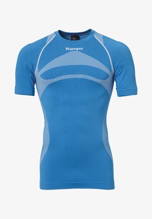Blå kortærmet atletisk skjorte lavet af strækstof. Har et tætsiddende design med kontrasterende lyseblå detaljer og ergonomiske sømme.