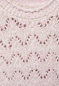 Maglione lavorato a maglia rosa chiaro con motivo a zigzag, texture a trama aperta e scollatura rotonda con dettagli a coste.