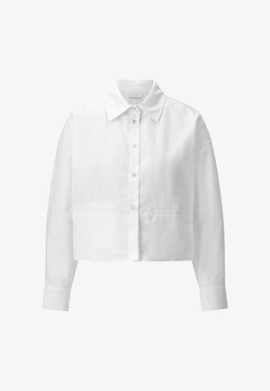 Lühendatud valge nööbiga särk, mis on valmistatud sileda kangaga, klassikalise krae, pikkade varrukate ja kahe esi-taskuga.