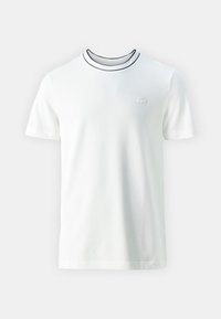 T-shirt blanc à manches courtes et col rond avec une fine bordure noire au col et un petit logo embossé sur la poitrine gauche.