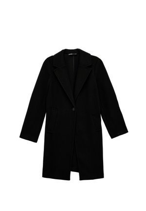 Musta pitkä takki villasekoitteesta, jossa on lovelliset kaulukset, yksittäinen nappikiinnitys, kaksi etutaskua ja suora leikkaus.